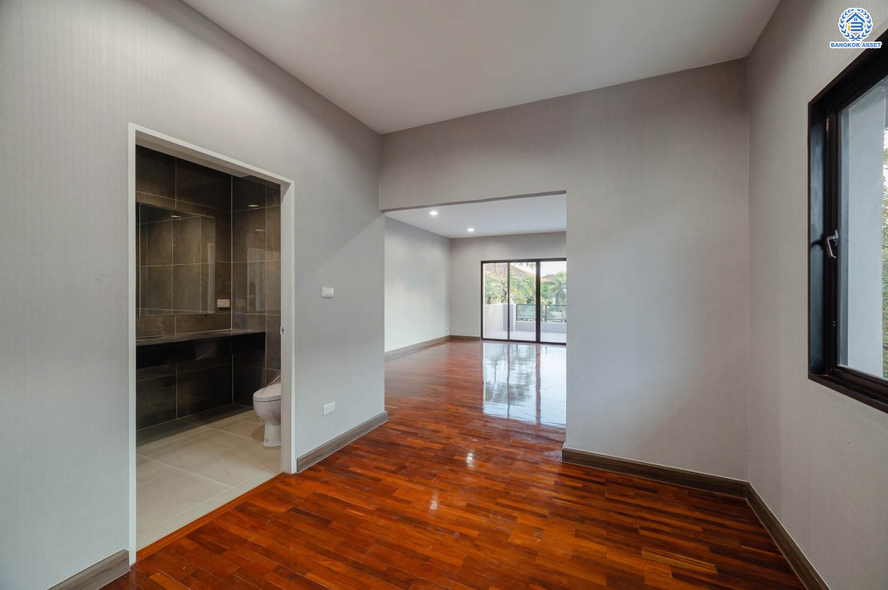 บ้านมือสองตกแต่งใหม่ โครงการ พฤกษ์ภิรมย์รีเจนท์ ปิ่นเกล้า บนสังคมคุณภาพจากแบรนด์ Q.House หลังใหญ่กว่า 113.4 ตร.ว. ดีไซน์ทันสมัยฟังก์ชัน 5 ห้องนอน (ห้องนอนชั้นล่าง 1 ห้อง) 5 ห้องน้ำ 1 ห้องแม่บ้าน จอดรถได้ 3 คัน บนที่สุดแห่งทำเลศักยภาพ หน้าโครงการติดถ.กาญจนาภิเษก เชื่อมต่อทุกการเดินทาง ใกล้จุดขึ้นทางด่วน "ศรีรัช" และรถไฟฟ้าสายสีม่วง "สถานีตลาดบางใหญ่"